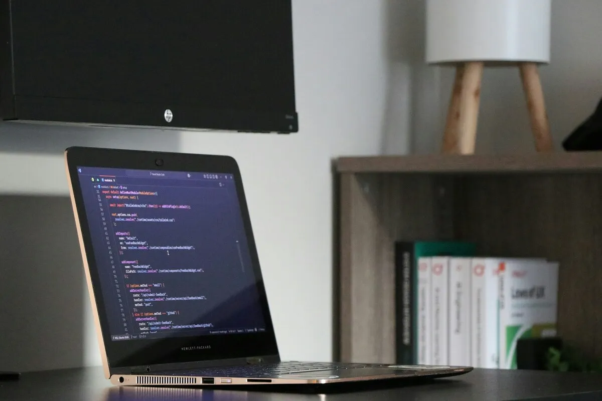Postazione di lavoro digitale con computer